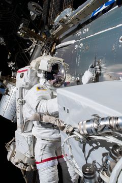 Astronauter installerer Columbus Ka-band or ColKa terminal udenfor ESA’s Columbus Laboratory på den Internationale Rumstation med vejledning fra Andreas Mogensen. Foto: NASA