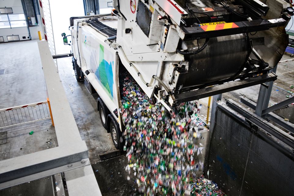 Pantindsamling - lastbil leverer komprimerede emballager på fabrik 