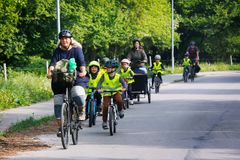 Pædagog Hanne Phillipsen cykler med børnene. (Foto: Jens Hasse)