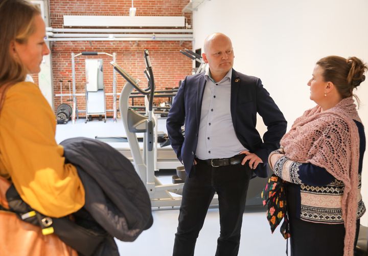 Regionsrådsformand Lars Gaardhøj på besøg i Ishøjs nye genoptrænings- og rehabiliteringscenter i selskab med borgmester Merete Amdisen.