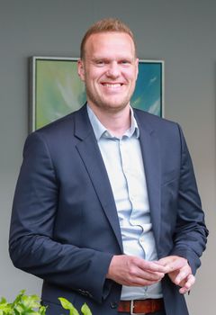 Thor Ugelvig Petersen skal være ny forretningschef og markedsdirektør inden for Offshore Wind Engineering i NIRAS. Han har en ph.d. i offshore vind fundamenter og havbundsinteraktion, og kommer fra en ledende rolle i DHI.