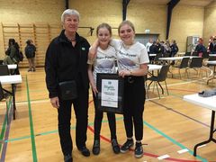 VINDER OVER REGNEN: Freja og Jennifer fra Rosmus Skole løb med sejren ved lokalfinalen Projekt Edison i Rønde for deres ide med "Rain Power", som skal medvirke til, at der kan spares på vandet.