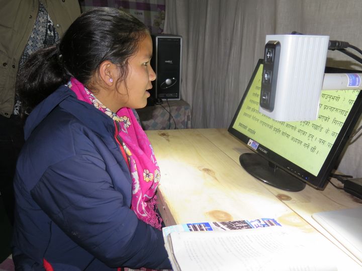 En lampe til under 100 kroner hjælper nepalesisk pige med synshandicap til at studere og læse lektier.