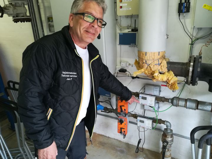 Jan Ærtmann Frederiksen, teknisk serviceleder på Vejlebroskolen, er med til at overvåge vandforbruget på skolen.