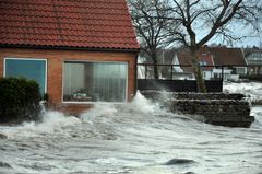 Oversvømmelser kan være alvorlige, det så vi f.eks. i december 2013, hvor stormen ’Bodil’ forårsagede omfattende oversvømmelser i beboede områder omkring Roskilde Fjord. Foto: Martin Stendel, DMI