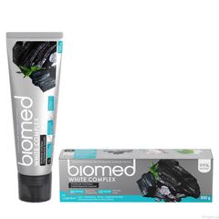 Den nye økologiske tandpasta Biomed Charcoal indeholder hele tre forskellige slags kul og styrker mundhygiejnen. Foto: PR.