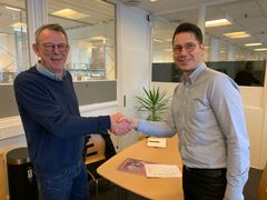 Sten Slot (tv) fra Kokkelandsholdet og Søren Kyed fra Dansk Cater giver hinanden hånden på fire års samarbejde.