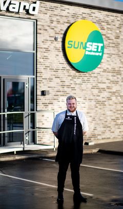 Den 26-årige Mikkel Nielsen glæder sig til at stå i spidsen for Sunset Boulevards restaurant nummer 43. Trods sin unge alder har han mange års erfaring fra fast food-branchen. Foto: PR.