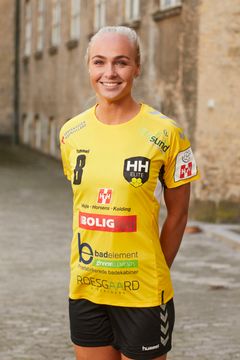 Når HHElite 1. september tager hul på sæsonen i HTH Ligaen, bliver det blandt andet med Sparekassen Kronjylland på skulderen. Her Sofie Fynbo Larsen med den nye spillertrøje.