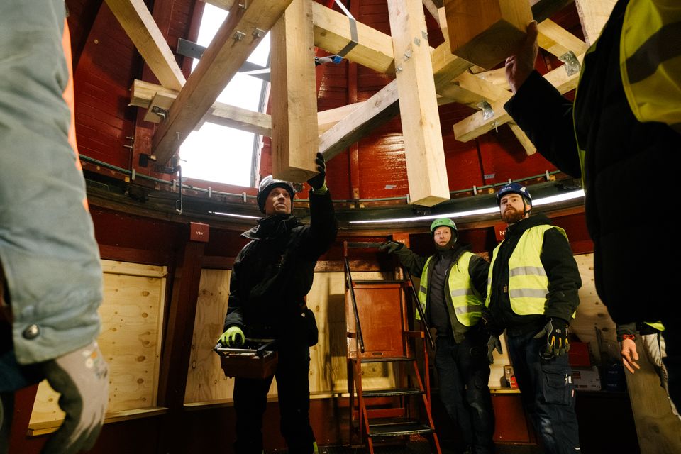 Kranfører og holdet bag nedtagningen af observatoriekuplen_Foto Malthe Ivarsson 