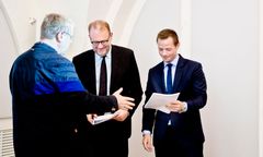 Vicedirektør i Dansk Fjernvarme Kim Behnke overrækker Køleplan Danmark 2016 til energiminister Lars Chr. Lilleholt og energiordfører Thomas Danielsen (V). Foto: Thomas Steen Sørensen/Colorrange