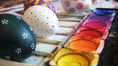 På Lejre Museum kan man blande sine egne farver med pigment og æggeblomme og male flotte påskeæg. Foto: Pixabay.