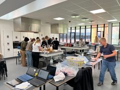 Der var fuld gang i madkundskabslokalet, hvor eleverne tilberedte en eksamensmenu. Foto: Billund Kommune