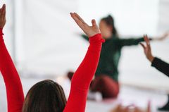 Poesi og sanselig bevægelse følges ad ved vores nye mikroaktiviteter på Næstved Bibliotek. Foto: Shayna Douglas for Unsplash