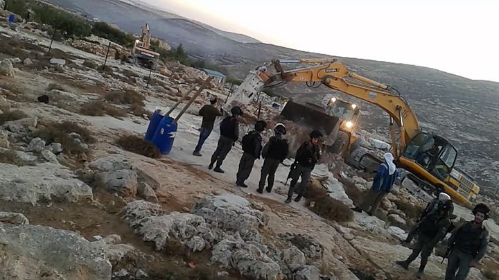 En tidlig morgen blev tre cisterner i landsbyen Al Ganoub på Vestbredden ødelagt af den israelske hær.