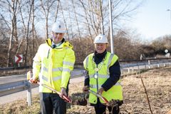 Transportminister Thomas Danielsen og Brøndbys borgmester Kent Max Magelund tager første spadestik til en ny støjskærm nær Bygaden i Brøndby. Foto: Vejdirektoratet