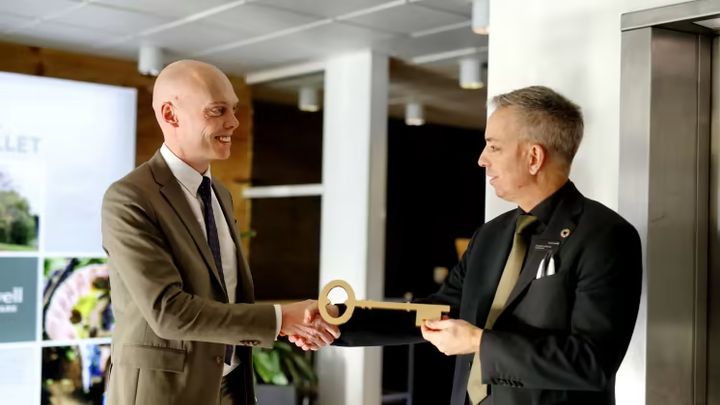 Comwell PR-foto: Hoteldirektør Frederik Jelstrup overtager nøglen til Bygholm fra CALUM