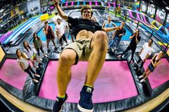 De modige har mulighed for at teste evnerne inden for wallrunning, hvor man takket være trampolinen kan løbe op ad de lodrette vægge. Foto: PR.