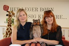 Hønen Hope-projektet er stukket helt af for de to indehavere af Legeakademiet.dk, Jane Vestergaard t.v. og Ann Riemer. De skal pludselig levere over 200 strikkede nødhjælpshøner. PR-foto.