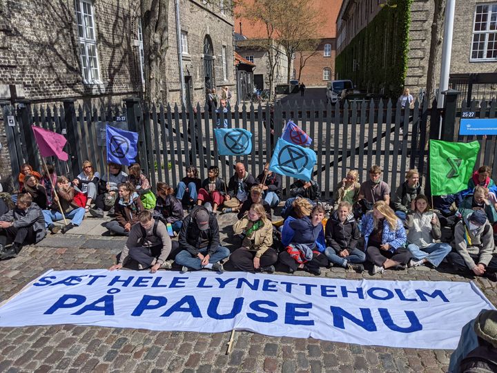 Aktivister fra Den Grønne Ungdomsbevæglese og Extinction Rebellion blokerer Transportministeriet den 12. maj 2022. Foto: Ariel Storm / Klimabevægelsen i Danmark.