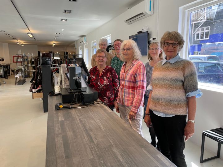 De frivillige glæder sig til at byde kunderne indenfor i den nye butik. Fra venstre ses Else Marie, Kirsten, Vibeke, Birgit, Jonna og Ulla.
