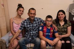 Horesta og Anna og deres to børn måtte flygte fra deres hjem i Aleppo, fordi der faldt 4-5 bomber om dagen i området.