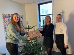 Leder af Barnets Blå Hus i Aalborg, Bettina Poulsen (t.v.), er glad for at Lidls medarbejdere har samlet julegaver ind. Fra højre ses Karoline Emilie Therkildsen og Maibritt Braukmann fra Lidls CSR-afdeling.