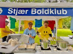 Stjær Boldklub serverede deres hofret: Boller i karry med mulighed for ekstra karrysovs. Fotokreditering: Jan Thøgersen