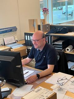 Foto af Niels Povlsen, der arbejder i Carl Ras'  Indkøbsafdelingen i Holstebro med ansvar for indkøb til døre- og vinduesindustrien.