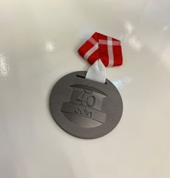 Svends medalje i titanium for 40 års tro tjeneste hos ODIN. (Foto: ODIN Engineering)