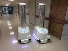 Disse danske desinfektionsrobotter født ud af et forbilledligt samarbejde mellem Odense Universitetshospital og Blue Ocean Robotics. Sammen satte de sig det mål at løse det problem, at alt for mange patienter får infektioner under en indlæggelse på et sygehus. Alene i Danmark er problemet så stort, at 50.000 patienter hvert år får en hospitalserhvervet infektion og mere end 1.000 patienter dør som direkte konsekvens heraf.