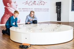 I udstillingen kan man bl.a. afprøve en interaktiv instal­lation med kompasser. Foto: Kasper Hornbæk