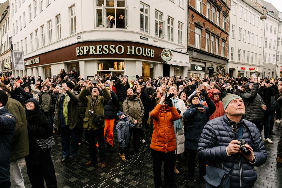 Fremmødt publikum foran Rundetaarn på nedhejsningsdagen - Foto Malthe Ivarsson