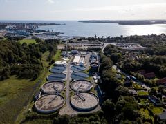 Fredericia Spildevand og Energi A/S driver bl.a. Danmarks næststørste renseanlæg, der ligger nogle få hundrede meter fra Lillebælt omkranset af boliger, erhverv og beskyttede naturområder. Det stiller store krav til anlægget, der sigter mod at være energileverandør i 2025 og CO2-neutralt om 10 år. Foto: Fredericia Spildevand og Energi A/S