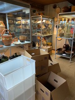 Flyttekasser er taget i brug og nedpakningen er påbegyndt. Arbejdet med Slotsgade 20 gik i gang i uge 5 og det forventes tidligst museet åbner 1. maj.