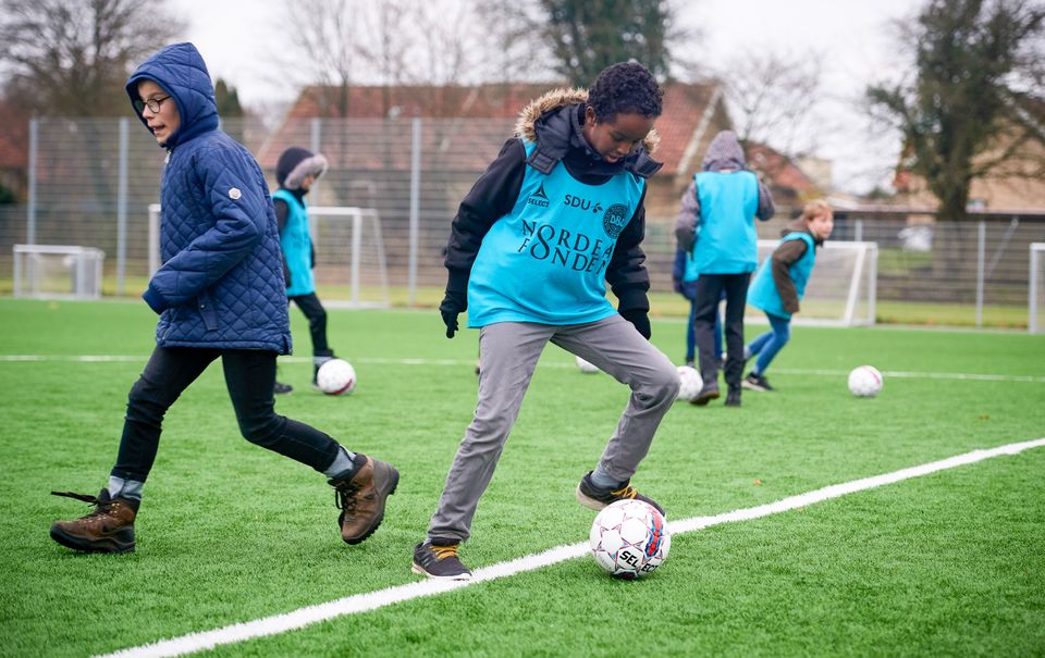 Fodbold øger trivsel, læring og tosprogede piger og drenge Syddansk Universitet