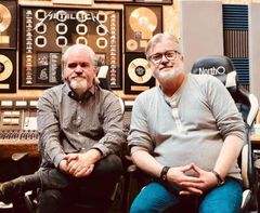 Thomas Vilhelm og Flemming Rasmussen (th) har sammen skabt bogen "Rock og Stjernestøv". Den er udgangspunktet, når de to mødes på RAGNAROCK til en samtale, der tager tilhørerne med helt ind i maskinrummet i legendariske Sweet Silence Studio. Foto: Miguel Wagner