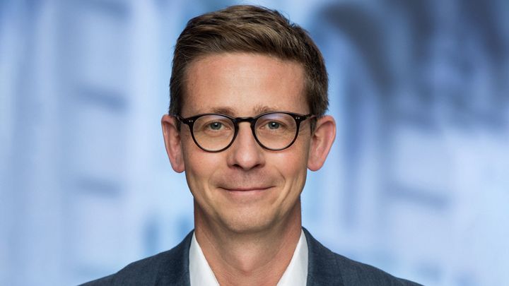 Karsten Lauritzen er tidligere skatteminister og nuværende gruppeformand for Venstres folketingsgruppe. Han har første arbejdsdag i Dansk Industri 1. februar.