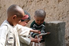 Rent drikkevand forebygger sygdomme skaber glæde i de afghanske landsbyer. Foto: Mission Øst