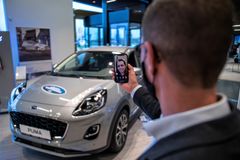 Salgskonsulenter er fortsat på arbejde og kan fremvise bilerne virtuelt via Facetime eller Skype, selvom salgsafdelingerne er lukket fra den 25. december til den 3. januar. Foto: PR.