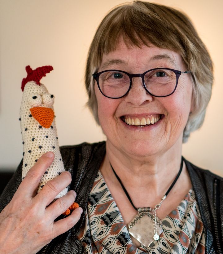 Hønen Hope er skabt af Doris Kjeldsen, der er frivillig i Folkekirkens Nødhjælps butik i Vildbjerg i Vestjylland. Der er allerede over 200 bestillinger på Hope. PR-foto: Kristian Skårhøj.
