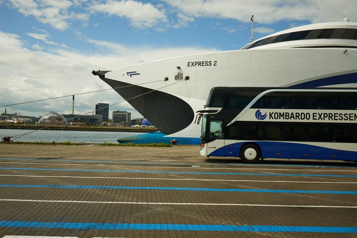 Kombinationen af bus og hurtigfærge i Kombardo Expressen blev øjeblikkeligt en succes. Nu kan københavnere og viborgensere komme hurtigt frem og tilbage med bus og færge.