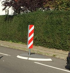 Det er to chikaner som denne, der bliver sat op på Frederiksværkvej i Lynæs.