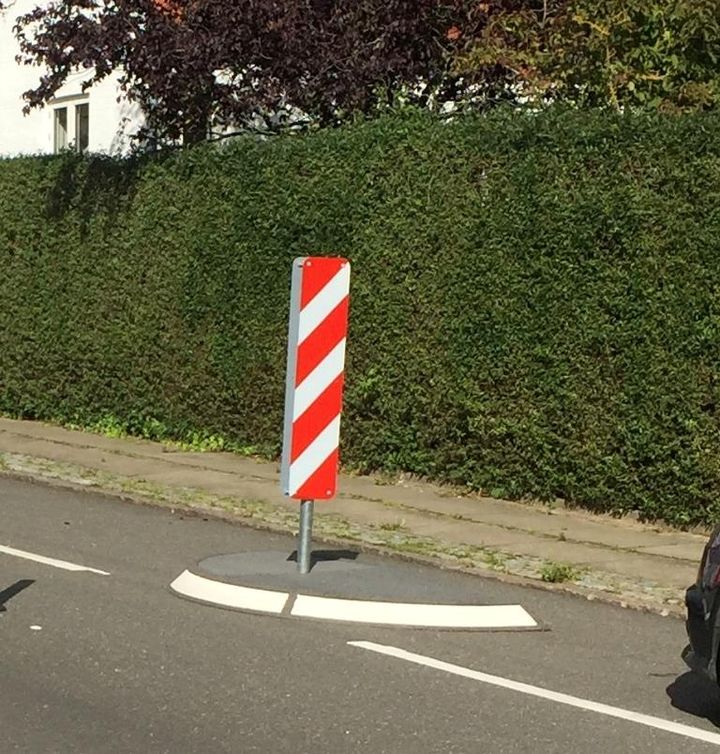 Det er to chikaner som denne, der bliver sat op på Frederiksværkvej i Lynæs.