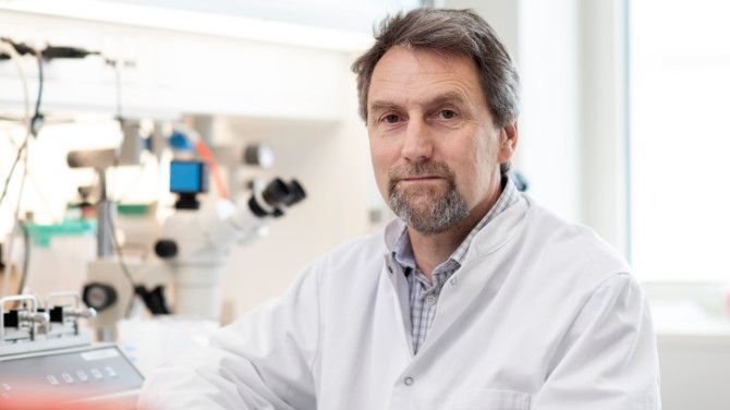 Vi håber, at Senicapoc-behandlingen kan gøre en forskel – om ikke andet så patienterne skal i respirator i kortere tid, siger Ulf Simonsen. Foto: Lars Kruse, AU.