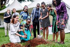 Prinsessen fik hjælp af de unge klimaforkæmpere til at plante to mangotræer, som Prinsessen havde fået i gave dagen forinden. Foto: Bax Lindhardt/Folkekirkens Nødhjælp