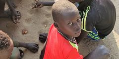 De fleste børn i Upper Nile, Sydsudan, har mindst en gang i deres liv måttet flygte til et andet land eller til andre områder af Sydsudan. Nogle af børnene har mistet forældre, og langt de fleste har set mere, end forældre ønsker, at deres børn skal se. (Foto: ADRA)