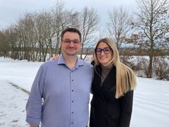 Peter Skjold og Sofie Dalsgaard, der er indehavere af Skjold Optik, besøger tre-fire gange om året et af Blå Kors' væresteder og botilbud. Foto: Blå Kors.