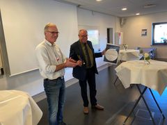 Robert Terkelsen (tv.), formand for Voksenudvalget i Billund Kommune, overrakte prisen til Martin K. Madsen, fabrikschef på IFF i Grindsted. Foto: Billund Kommune