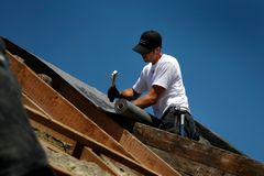 BYGGETID: Foråret er det tidspunkt på året, hvor mange går i gang med renovering af huset, fx nyt tag eller et nyt køkken. Det materiale man køber ind skal opbevares forsvarligt, hvis forsikringen skal dække, lyder rådet fra GF Forsikring. (foto: Colourbox, GF-arkiv)